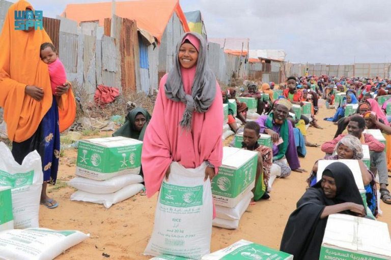 In Somalia, the King Salman Humanitarian Aid and Relief Center distributes food aid.