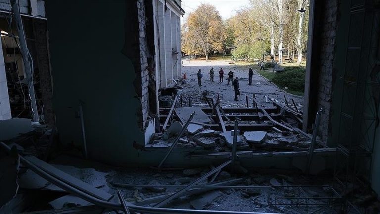 Mayor: Airstrikes continue to target Kyiv, the capital of Ukraine.