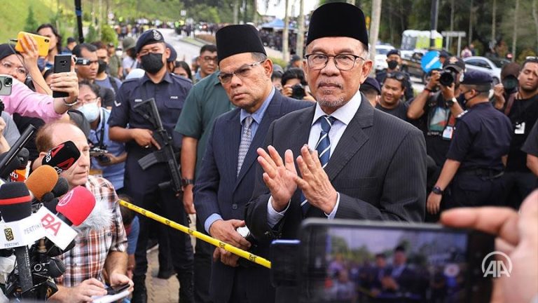 Anwar Ibrahim, the head of Malaysia’s opposition, will succeed as prime minister.