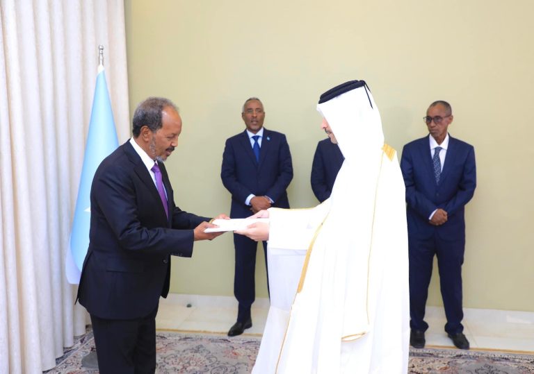 Somalia’s President receives the ambassador of Qatar’s credentials