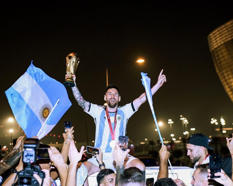 Argentina wins the World Cup with an incredible victory against France thanks to Messi.