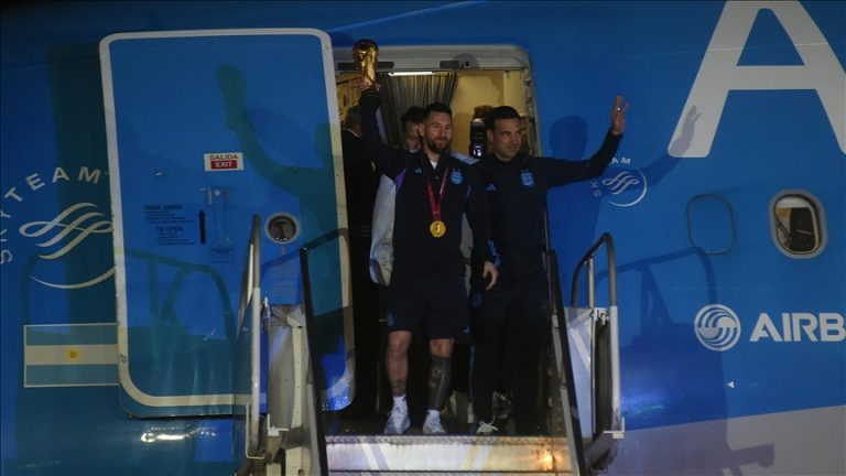 Numerous people welcome the winning Argentina squad home after the World Cup.