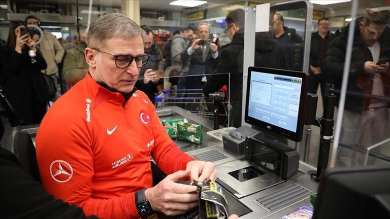 The head coach of Turkey’s national football team works as a cashier for earthquake victims.
