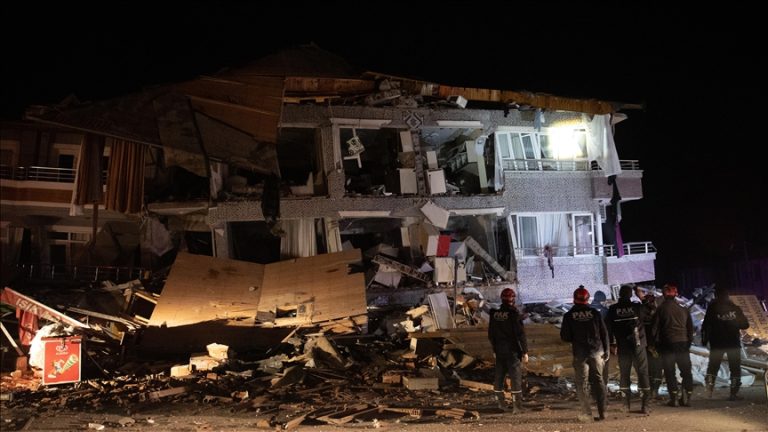 A new earthquake that struck southern Turkey left at least 3 people dead and 213 injured.