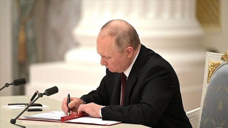 Putin issues a decree on the foreign administration of firms, which disrupts the state defense order.
