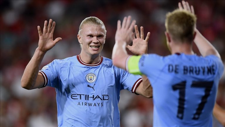 Manchester City defeats Arsenal 4-1 in the Premier League.