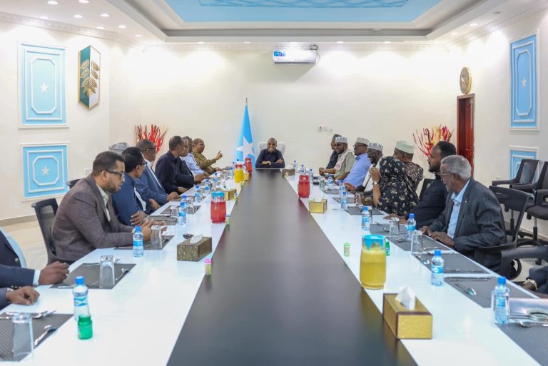 PM Hamse Abdi Barre welcomes traditional elders from Lasacanood in Mogadishu to discuss conflict settlement in the region.