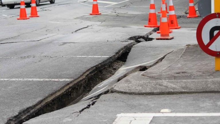 Three people have been injured as a result of earthquakes in southwestern China.