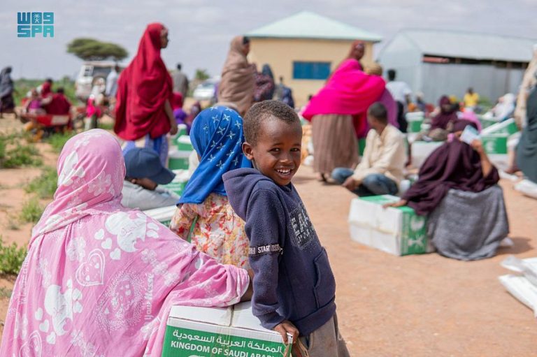 In Somalia, KSRelief distributes 3,000 food baskets.