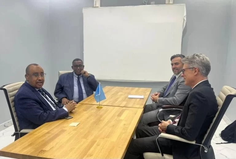 The US Embassy in Mogadishu meets with  former Somali leaders.