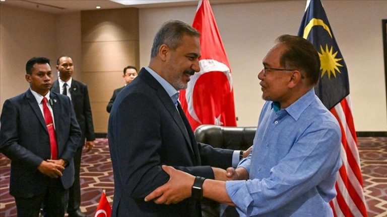 The Turkish Foreign Minister meets with Malaysia’s Prime Minister and Foreign Minister.