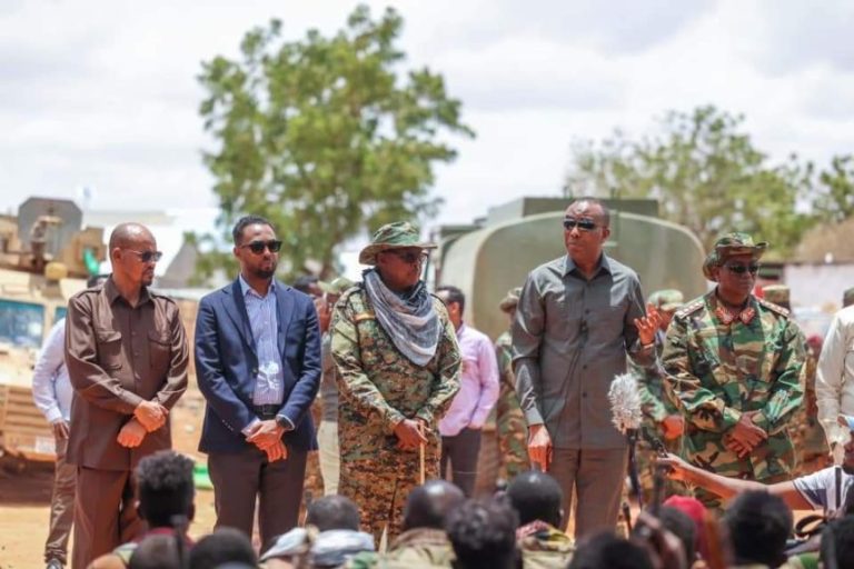 Prime Minister Hamza Abdi Barre pays a visit to the National Army Command Centre in Adan-Yabal to express gratitude to troops.