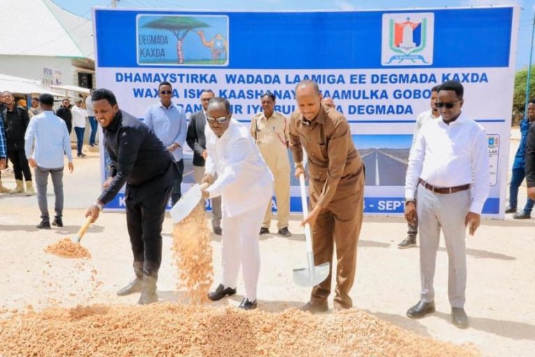 The Mayor of Mogadishu has launched a new tarmac road project in the Kaxda District.