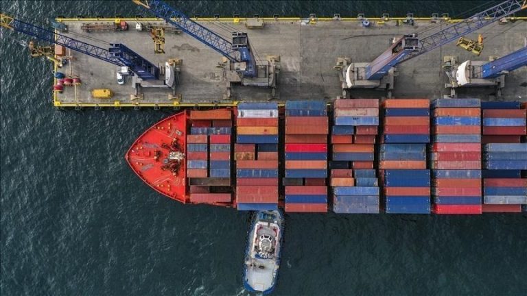 In August, the US trade deficit for goods fell 7.3%.