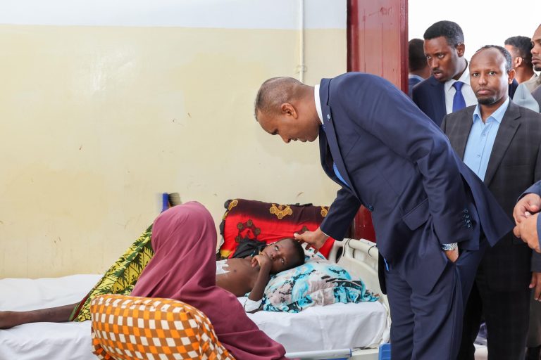 Prime Minister Hamza visits the Kismayo General Hospital for an inspection tour.