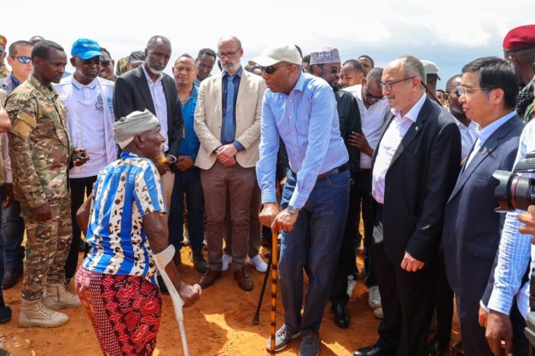 PM Hamza visits the displaced people in Kismayo with the UN, Turkish, and Chinese ambassadors.