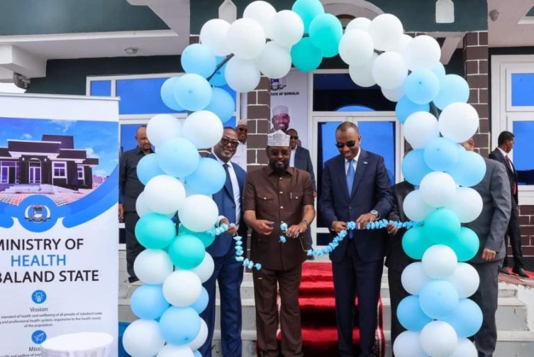In the midst of the flood crisis, Prime Minister Hamza and Jubbaland President inaugurate the Ministry of Health in Kismaayo.