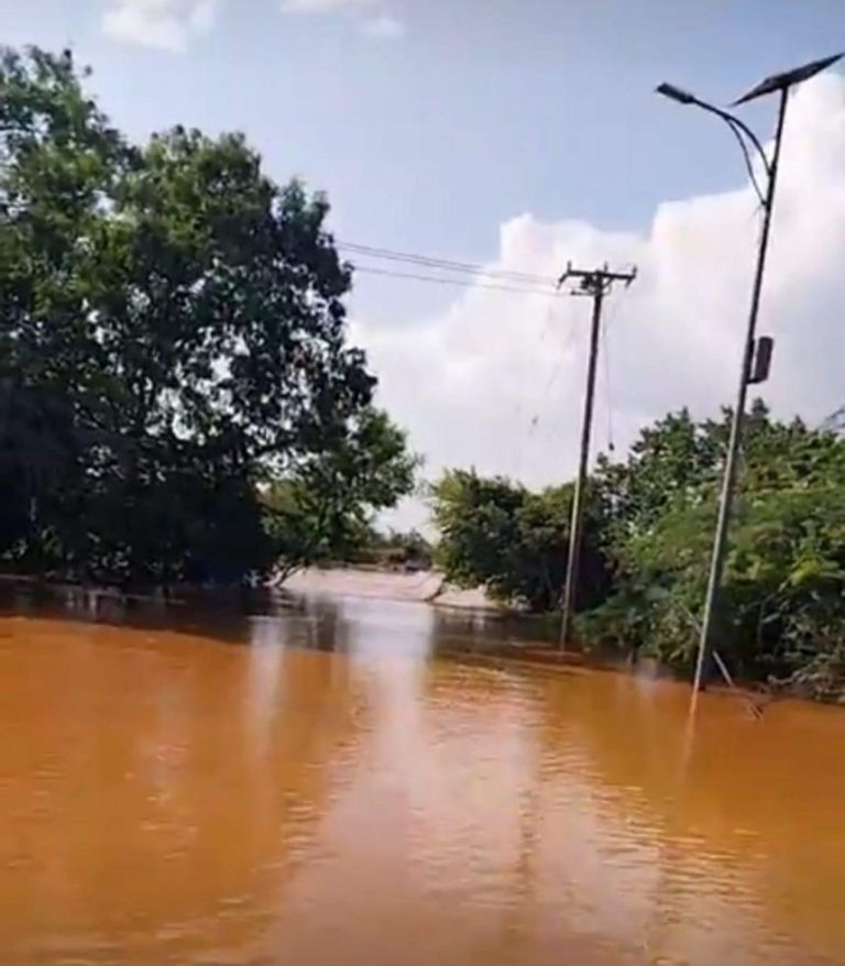The Somali government has delivered humanitarian relief to flood-affected families.