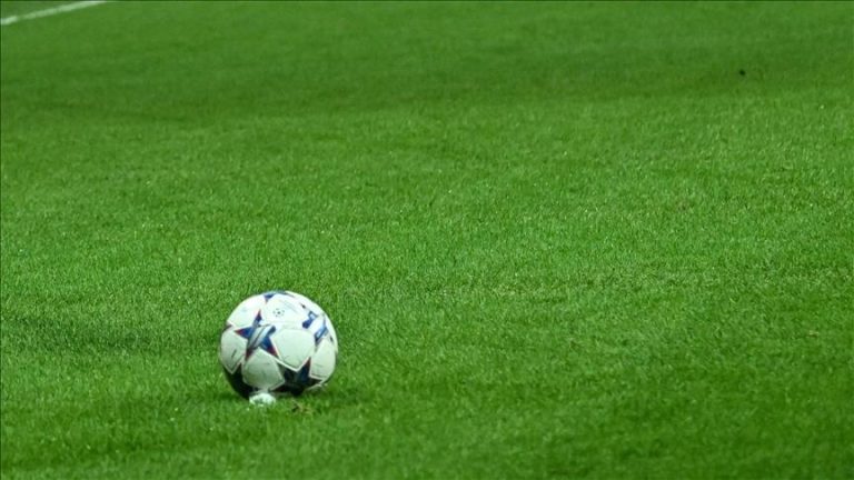 Manchester United defeated Chelsea 2-1, while Aston Villa defeated Manchester City 1-0 in the Premier League.