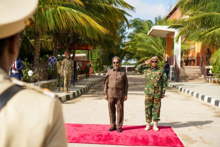 President Mohamud inspects the SNA command headquarters in Mogadishu.