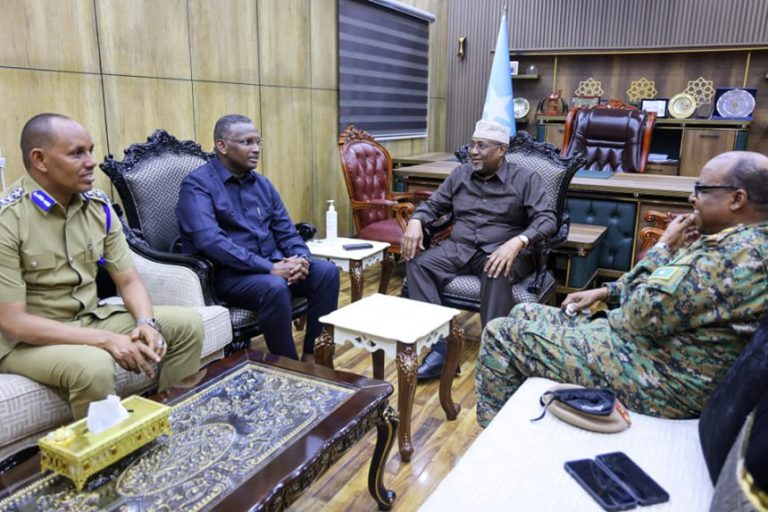 Speaker Madobe addresses security matters with the commander of SNA.