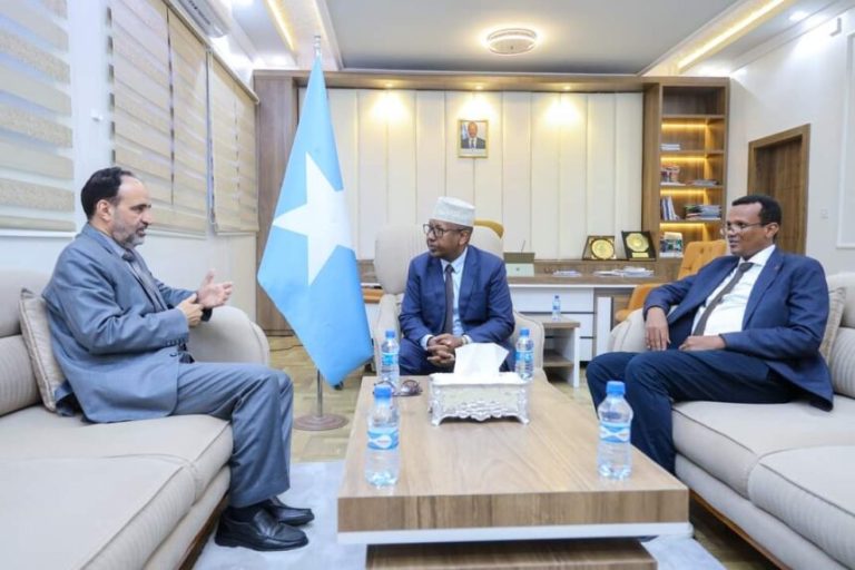 Minister of Interior receives Arab League Ambassador to Somalia.