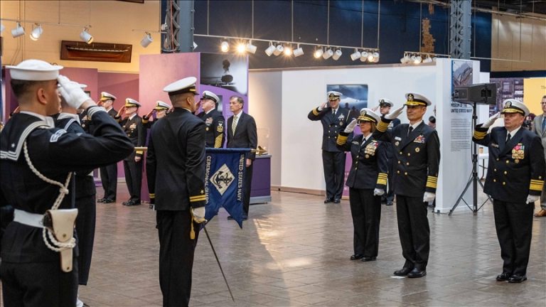 First, the South Korean Navy leader visits the US submarine station.