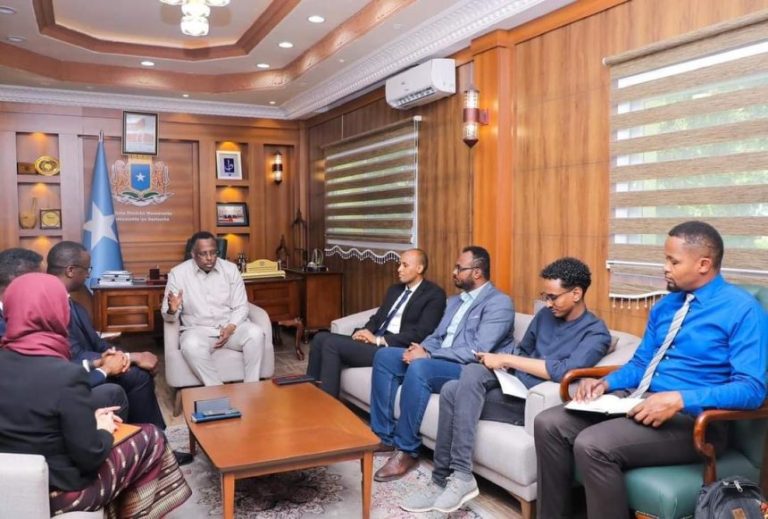 In Mogadishu, the minister of justice talks with the president of Interpeace.