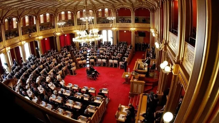 Officials in Norway’s parliament receive a bomb threat.
