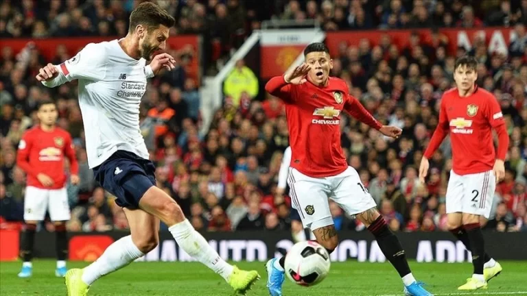 Manchester United and Liverpool exchange points in the Premier League, 2-2