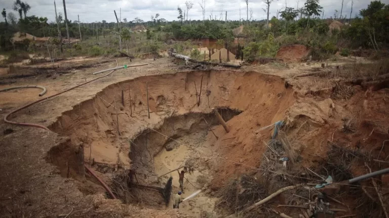A gold mine collapse in northern Kenya killed five persons.