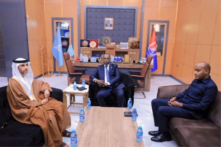 The Mayor of Mogadishu welcomes the Ambassador of the UAE to Somalia.
