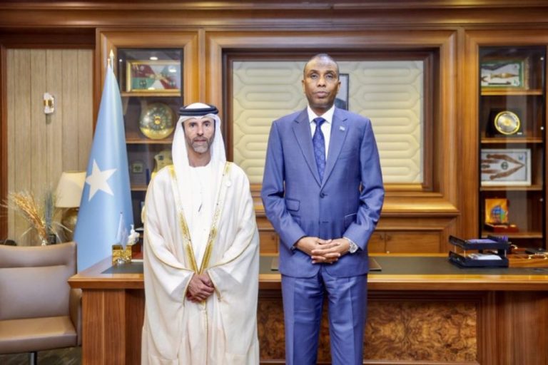 Somalian Prime Minister Hamza welcomes the UAE Ambassador.