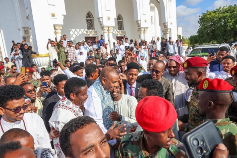 Prime Minister Hamza leads hundreds of Somalis in prayer on Eid Al-Adha.
