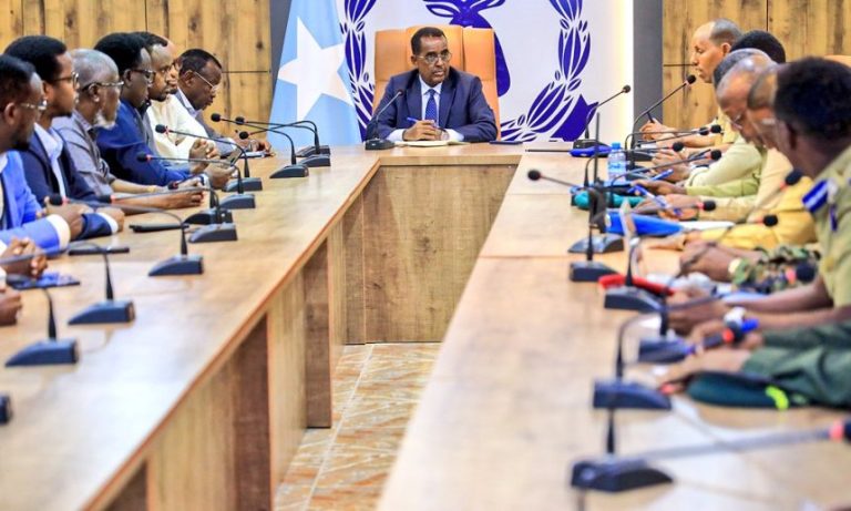 The Minister of Interior leads a good meeting at the Somali Police Headquarters.