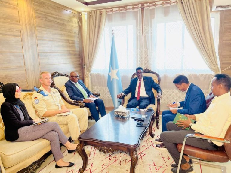 In Mogadishu, the Minister of Security talks with UN representatives