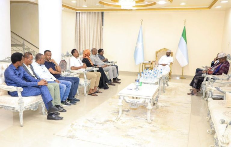 Jubbaland President receives Minister of Interior in Kismayo.