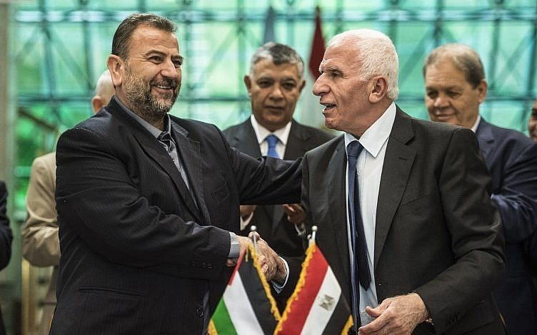 Rival Palestinian factions Hamas and Fatah making an agreement.