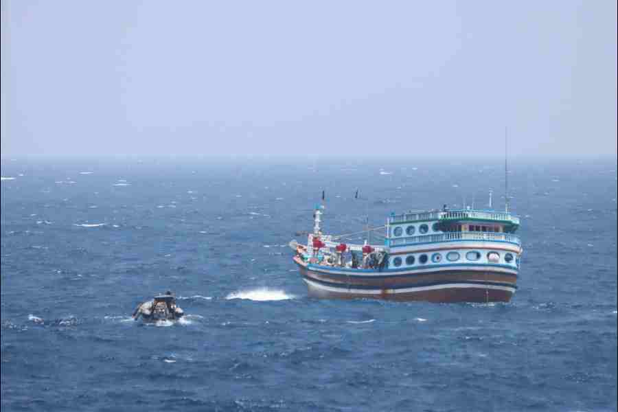 Indian Navy Delivers Lifesaving Aid to Iranian Dhow Near Somali Coast