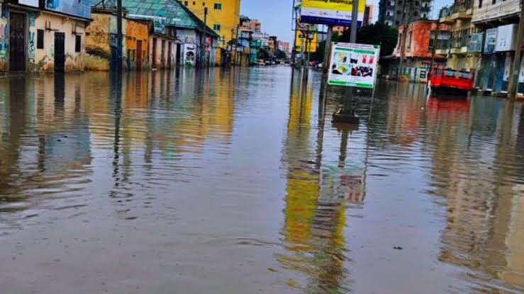  Rain-Soaked Roads Crumble in Mogadishu as Governor Amir Draws Fire for Neglecting Infrastructure